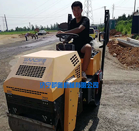 座駕振動壓路機，路面壓